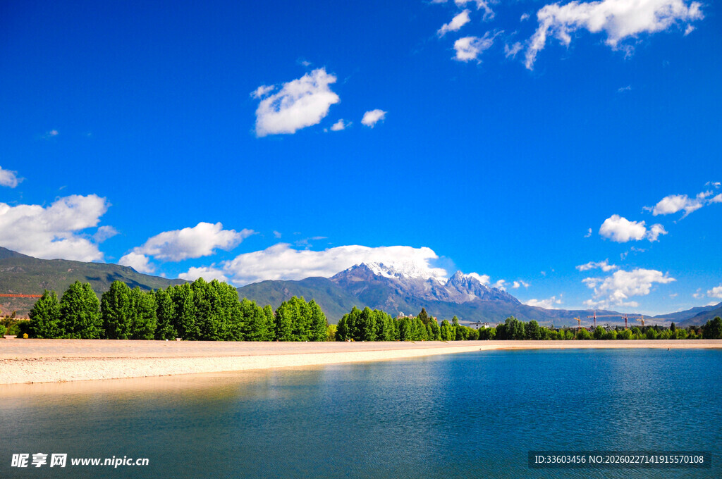 湖畔青山蓝天美景如画