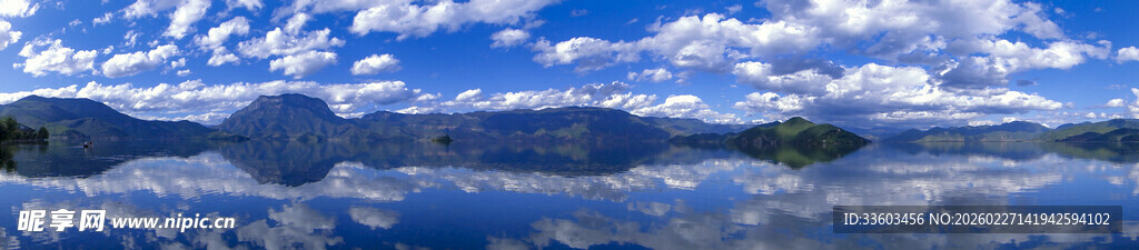 蓝天白云下的开阔景致