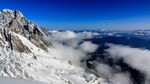 雪山云海壮丽景观