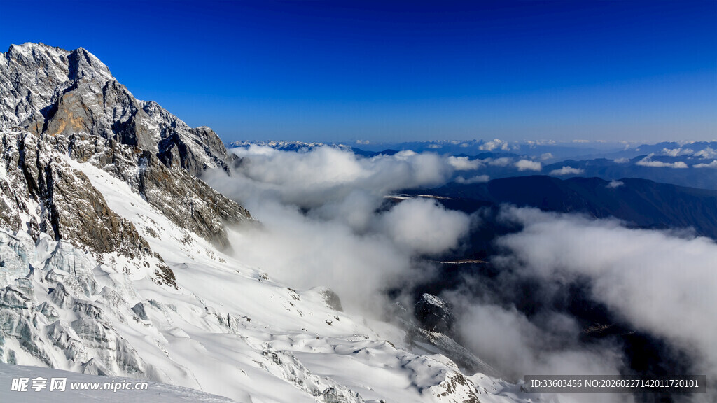 雪山云海壮丽景观