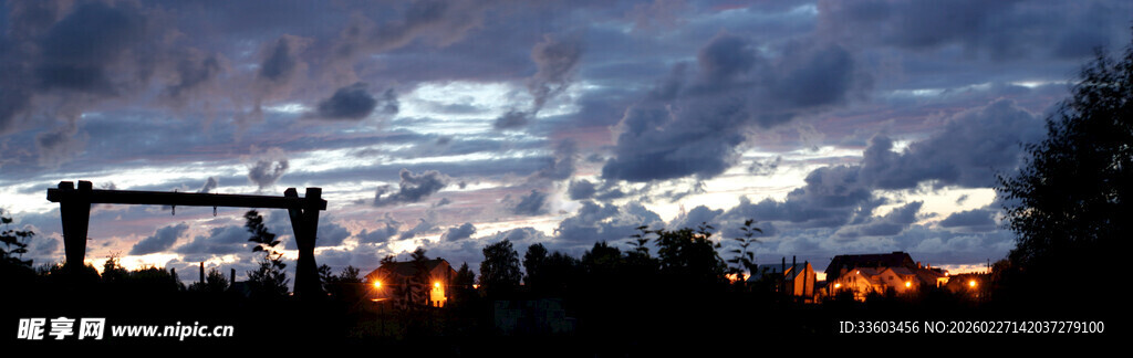 黄昏下的户外露营场景