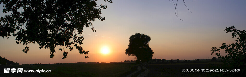 夕阳下的人物剪影