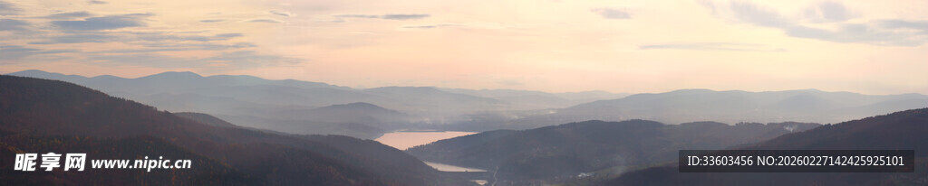 日出时分的山峦景色
