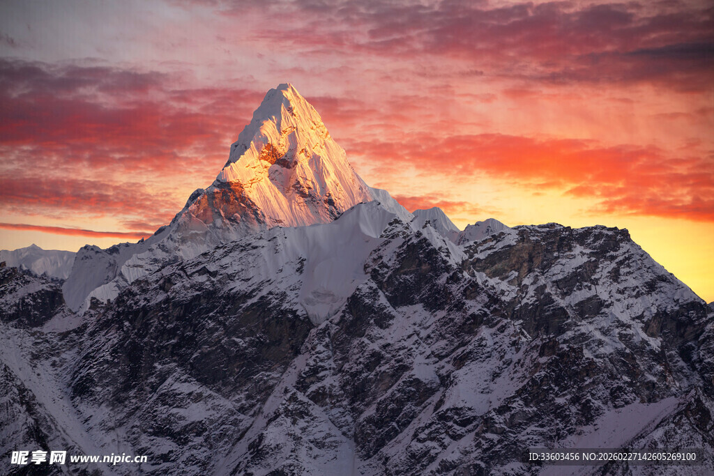 壮丽雪山日落美景