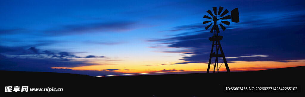 夕阳下的风车剪影