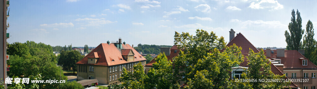 小镇风光红顶房屋绿树间