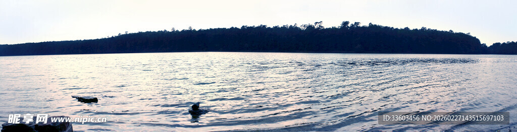 宁静湖面的孤舟远景