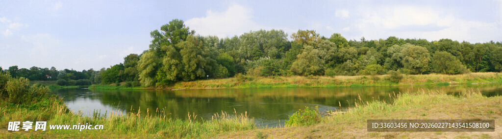湖畔绿意盎然的自然风光