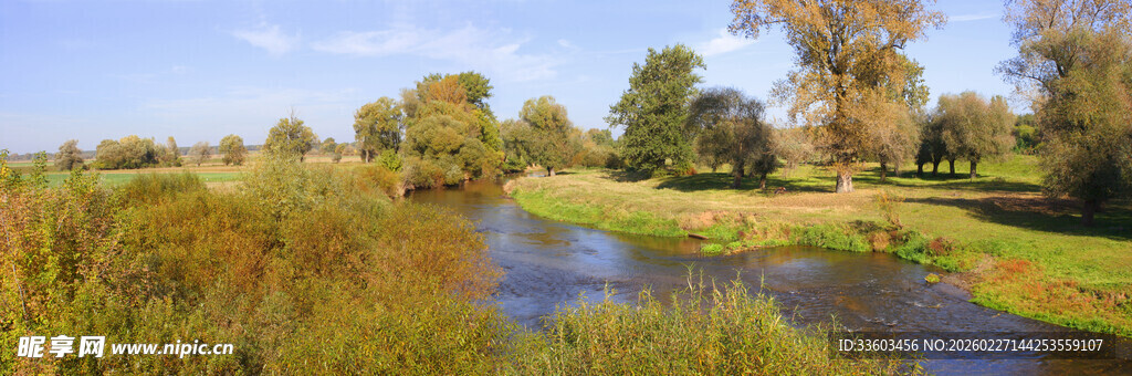 河畔自然风光美景