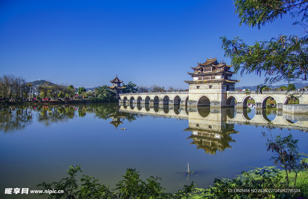 古桥映湖景