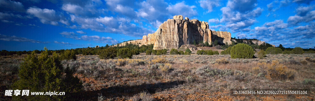 黄昏下的古老建筑