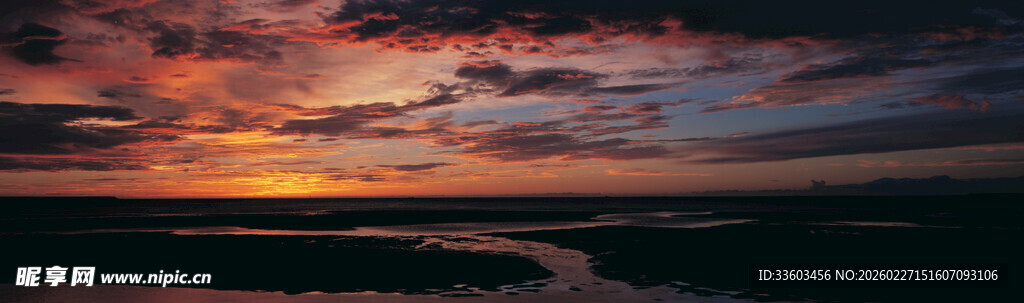 壮丽晚霞下的广袤大地
