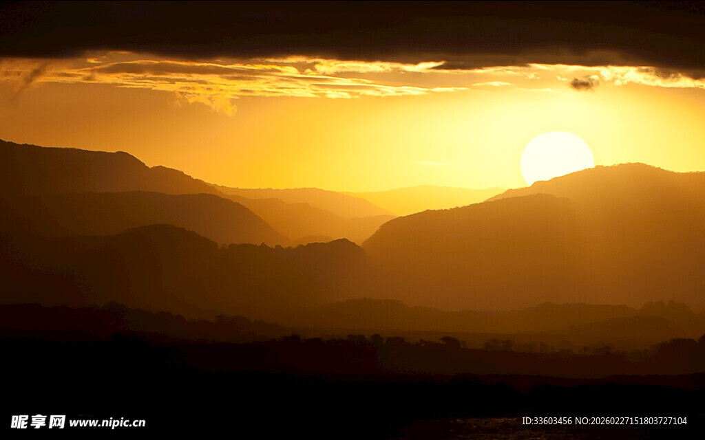 夕阳下的壮丽山峦景色