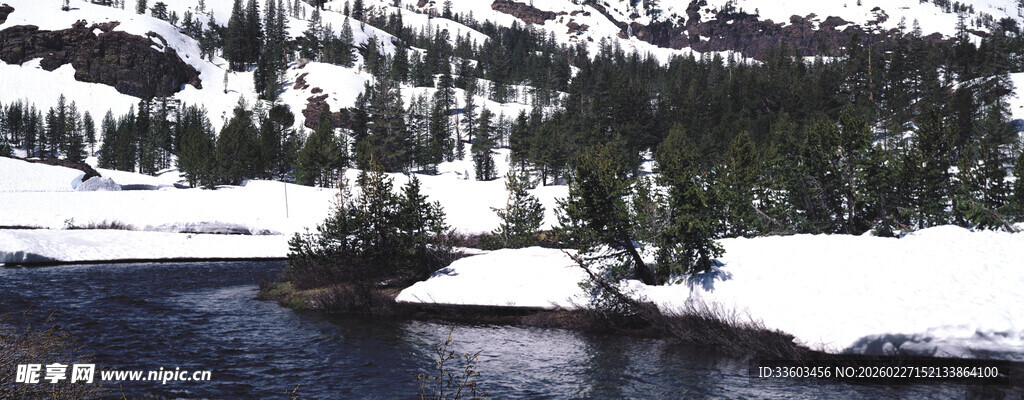 冬日雪山下的静谧湖泊