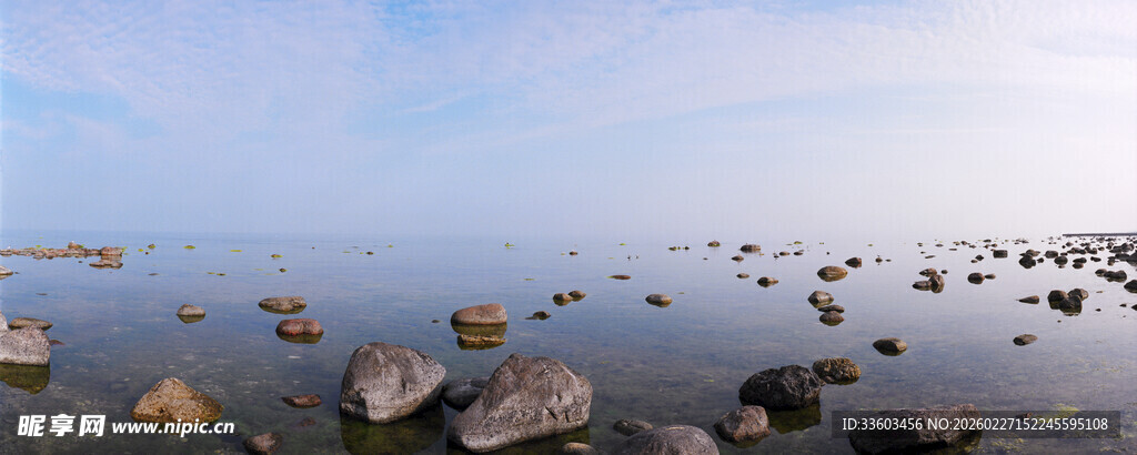 海边散落的多彩石头