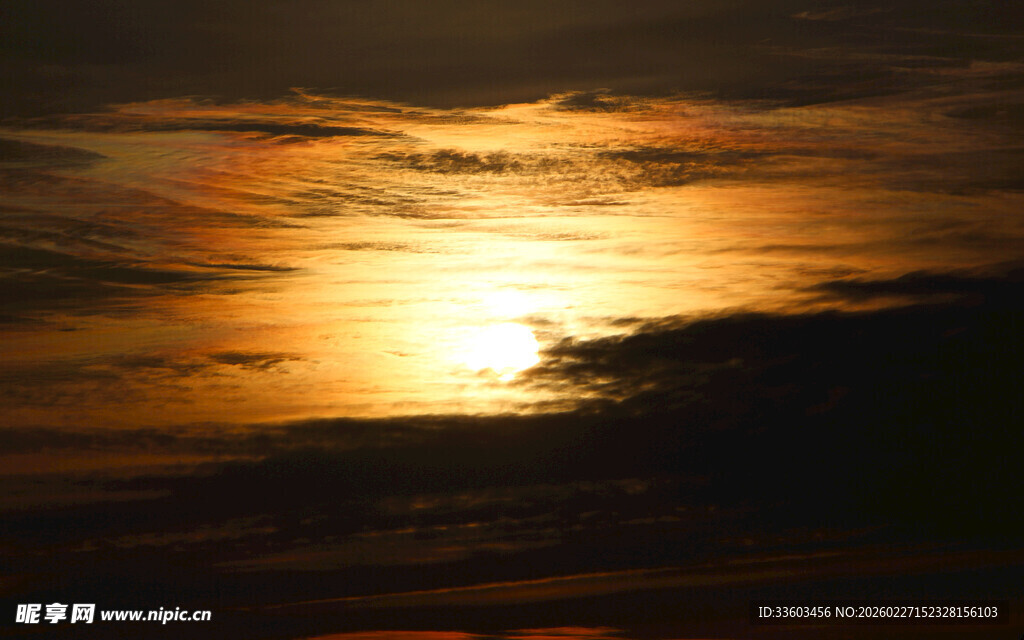 夕阳穿透云层的壮丽景象