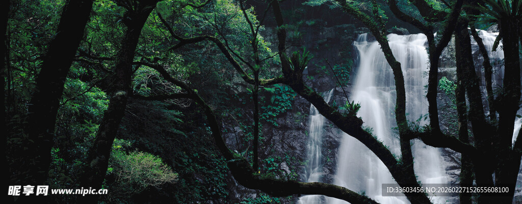 山林间的壮丽瀑布景观