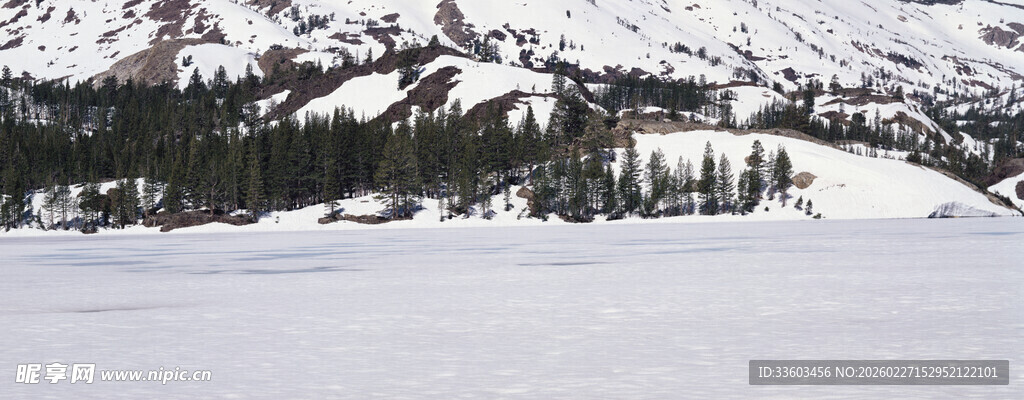 雪山下的宁静雪景