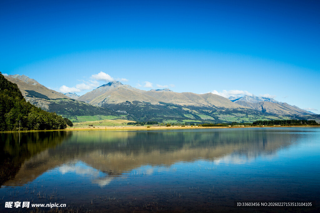 宁静湖景与远山相映成趣