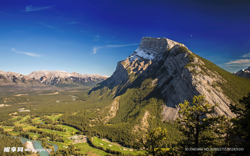 壮丽山峦与河谷美景