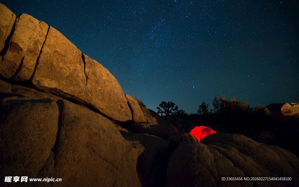 夜山石间的一抹红光