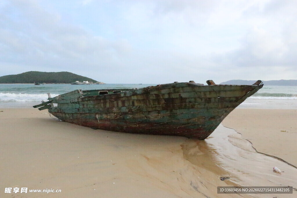 沙滩上的老旧废弃船只