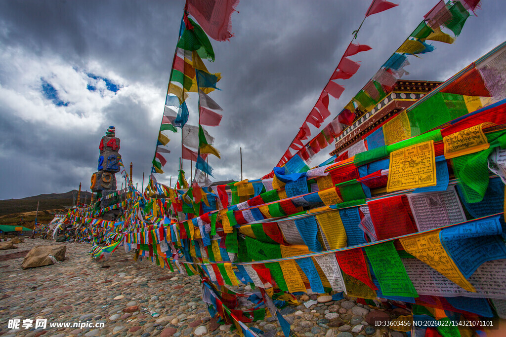 高原五彩经幡随风飘扬