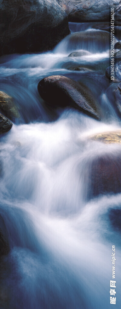 潺潺溪流中的灵动石块