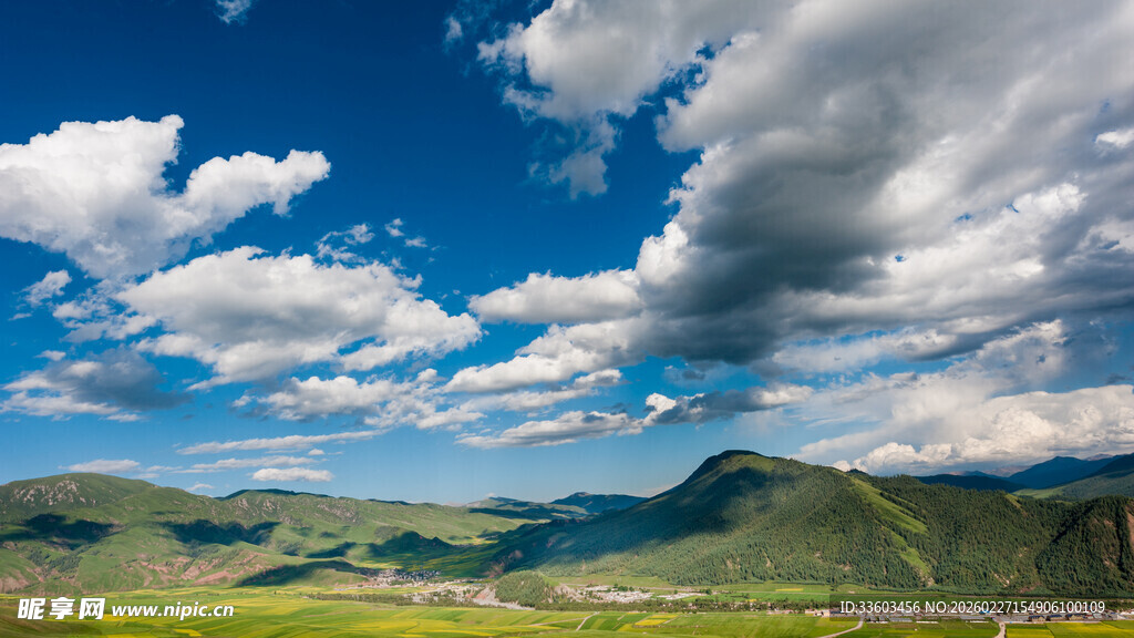 蓝天白云下的壮美山川