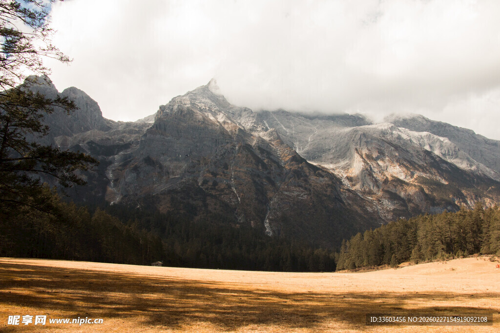 壮丽山景与开阔草地