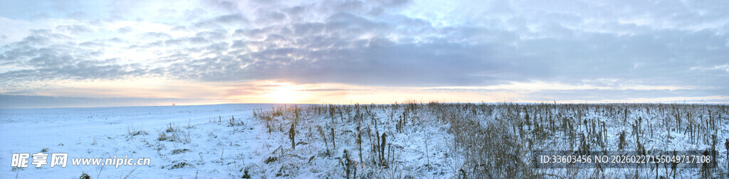 冬日雪后静谧的河岸风光