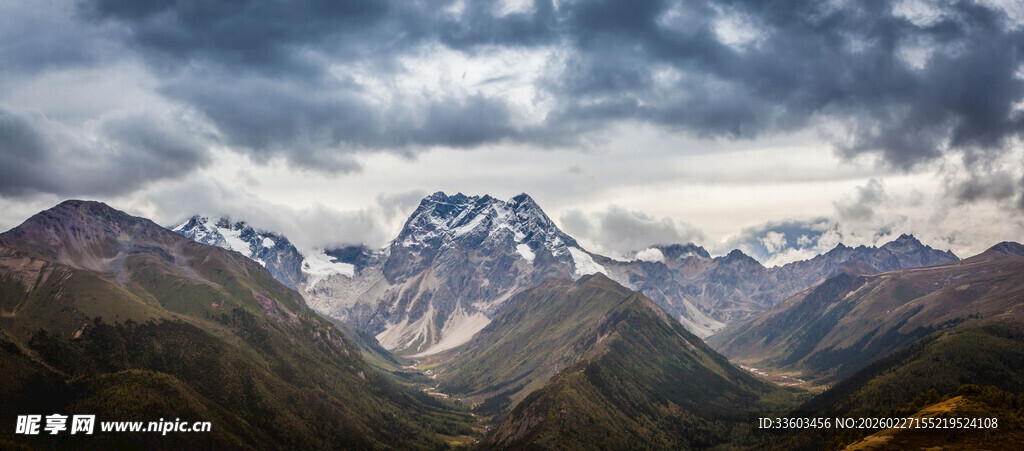 壮丽雪山景观