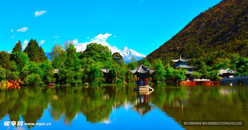 湖畔青山绿树美丽风光