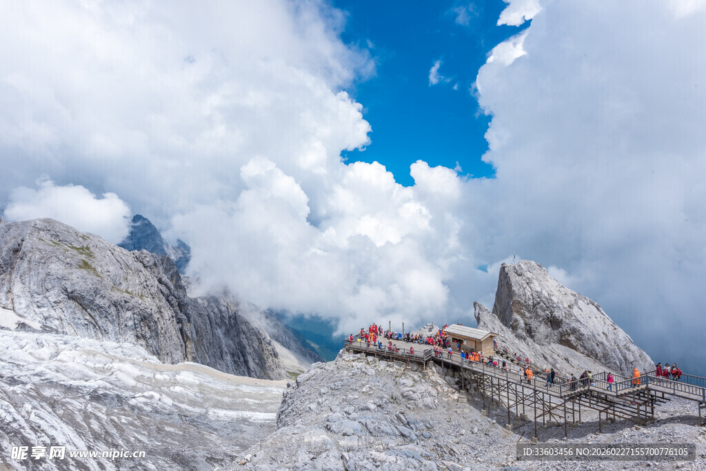 雪山之巅的壮观徒步景象