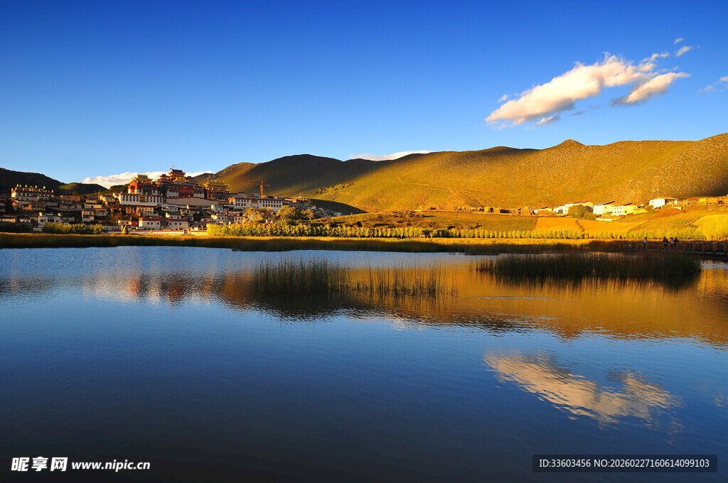 湖畔美景映霞光