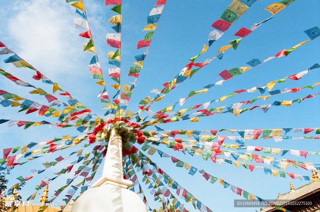 蓝天之下的五彩经幡