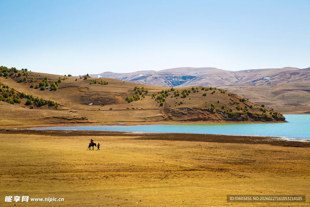 草原湖畔的孤独骑行者