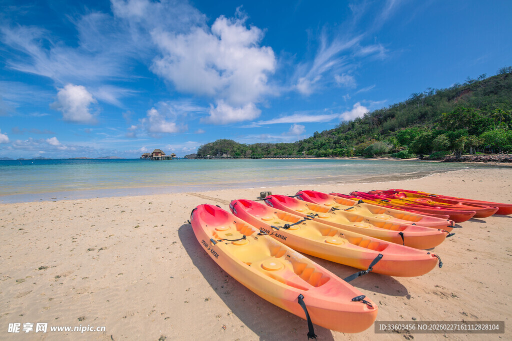沙滩上色彩缤纷的皮划艇