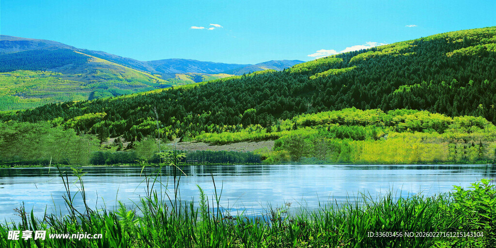 湖畔青山间的秀丽风光