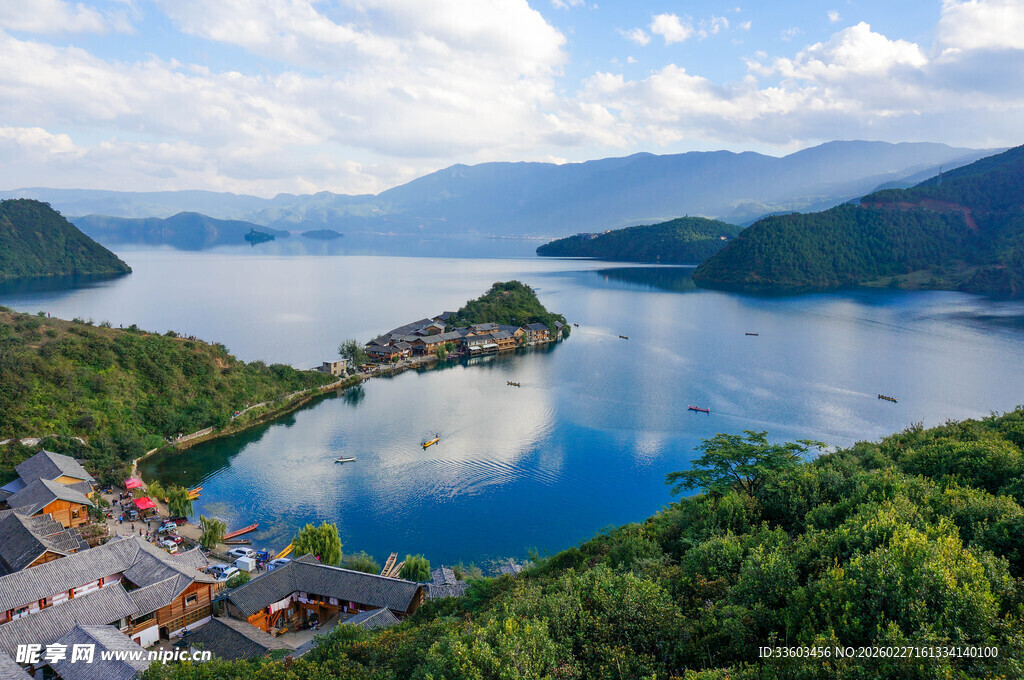 美丽湖景与周边村落风光