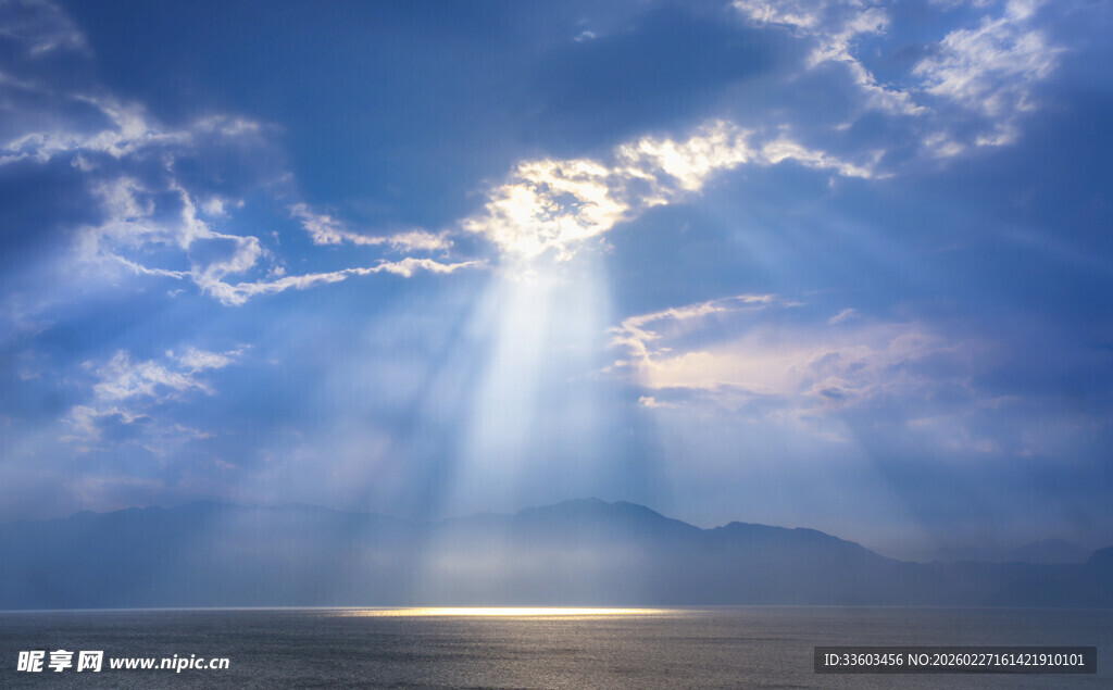 海上圣光穿透云层景象