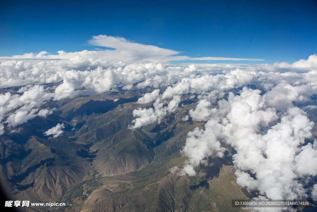 高空俯瞰壮丽云海山脉
