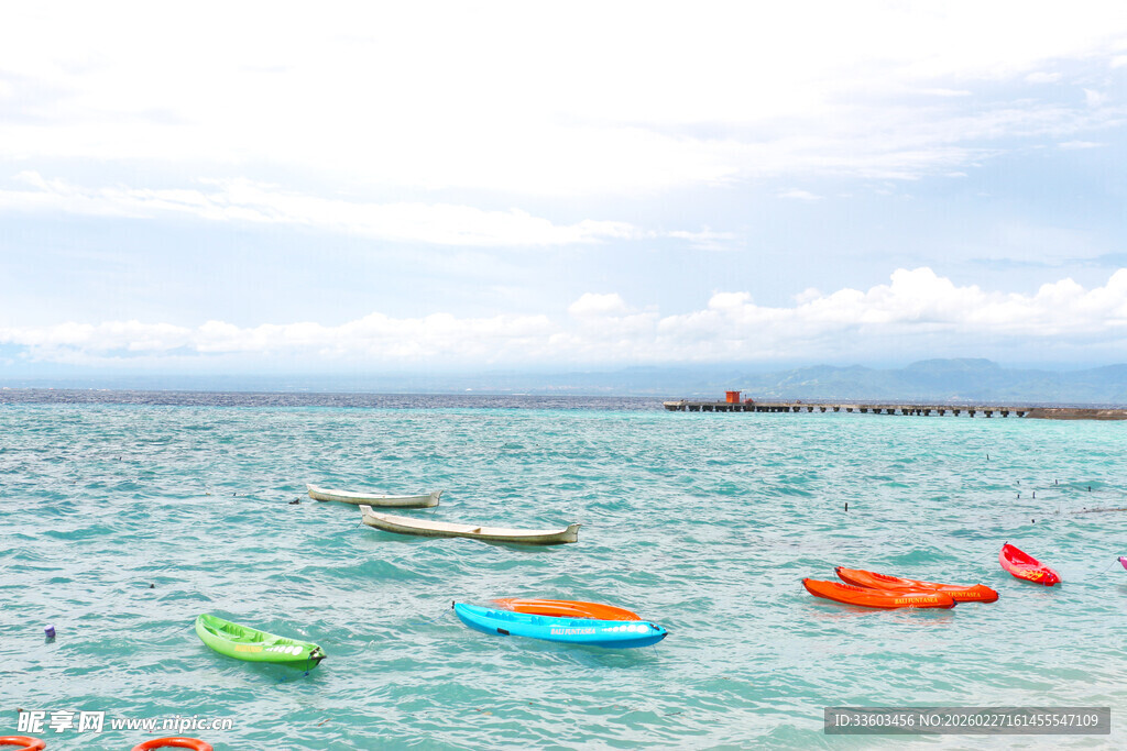 海上多彩小船的美丽景致