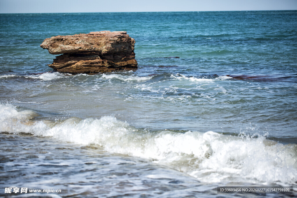 海边礁石与翻涌浪花