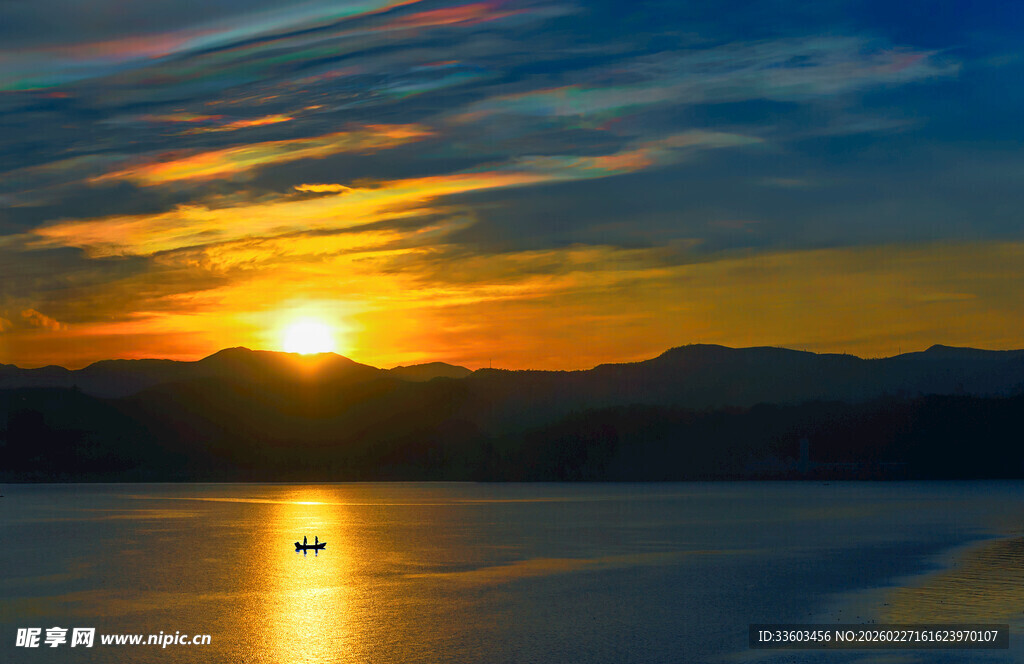 湖畔绚丽日落美景