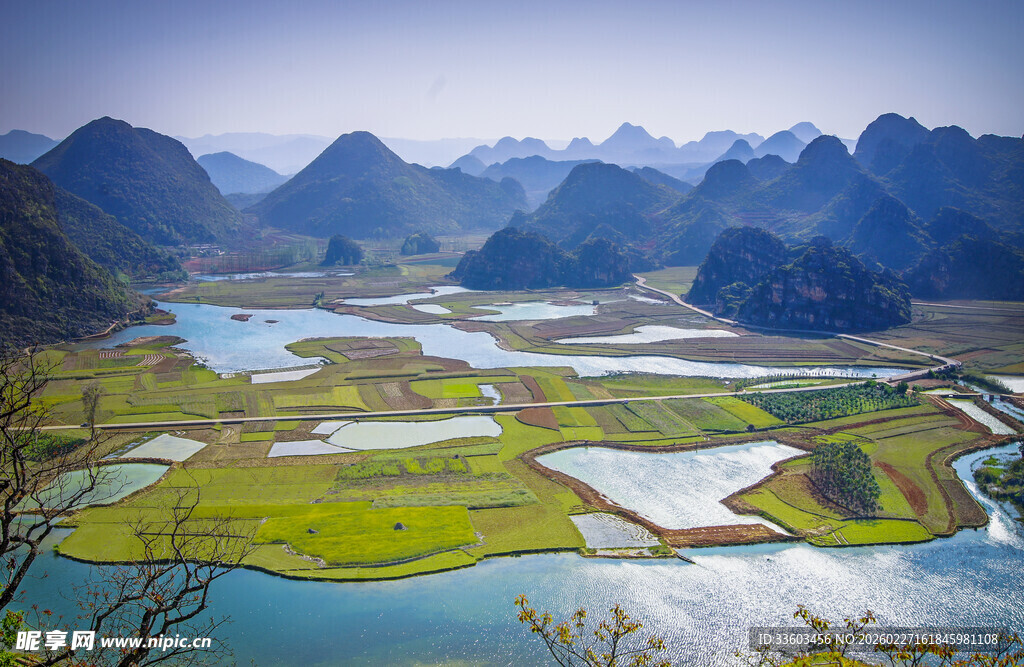 山水相依的秀丽田园风光