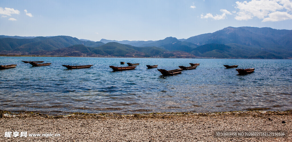 湖畔船只停泊于宁静水域