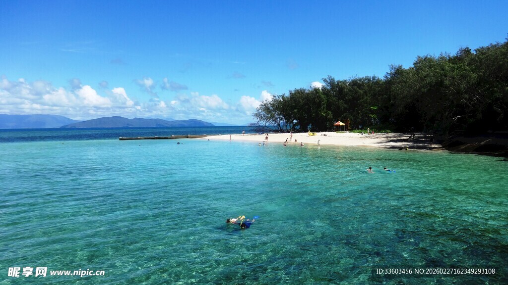 美丽海岛清澈海域风光