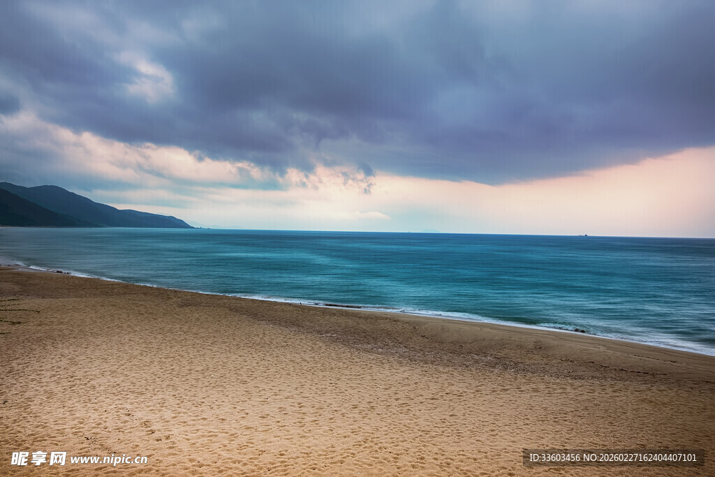 海边沙滩上的壮丽天空景观