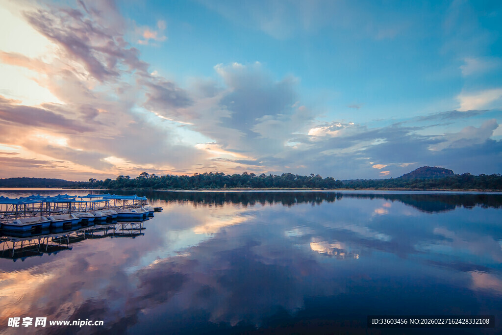 湖畔绝美日落倒影景观